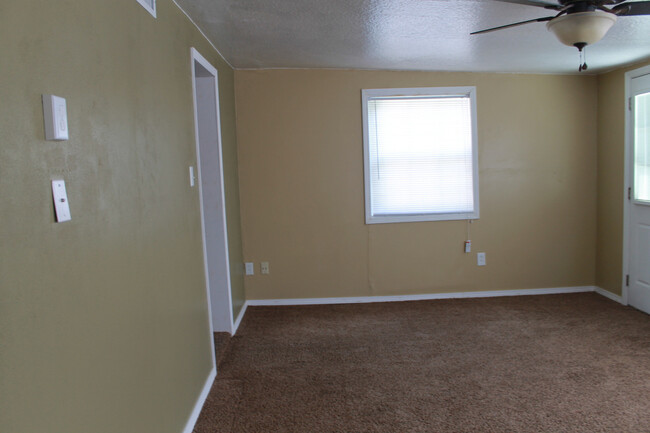 Building Photo - Move In Special!!!  $150 off 2nd month ren...