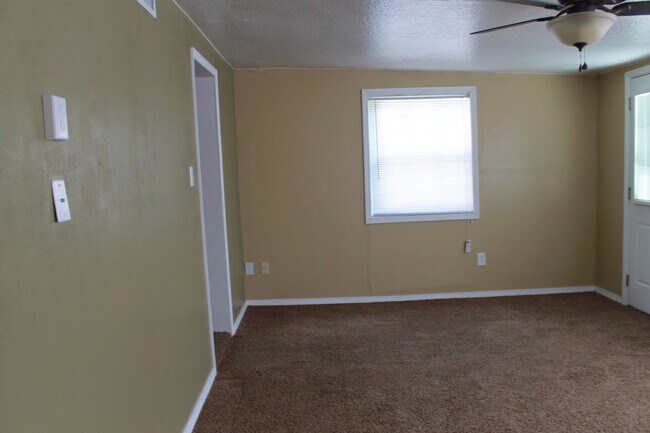 Building Photo - Move In Special!!!  $150 off 2nd month rent! Come take a look!