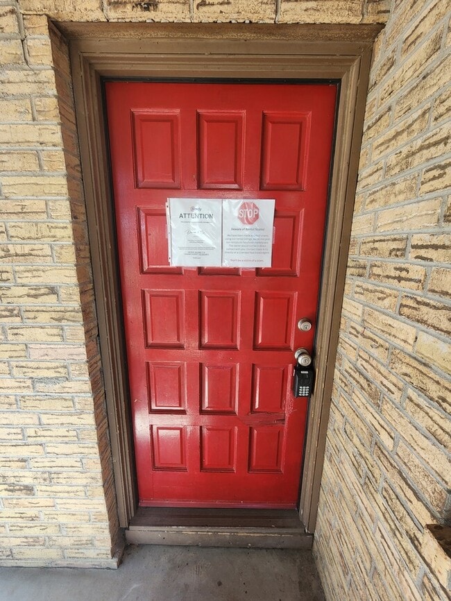 Building Photo - 3 bed 2 bath townhome, 1 car garage and 1 ...