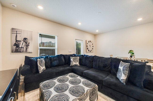 Building Photo - 1004 McLaren Cir