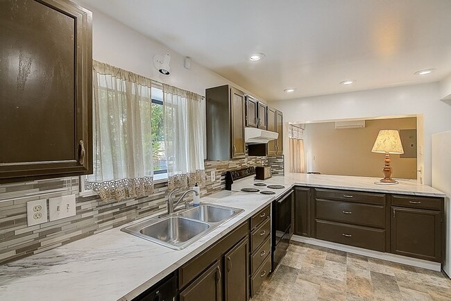 Building Photo - 4 bed/ 2 bath house on 145th St!