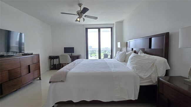 Building Photo - 3731 N Country Club Dr