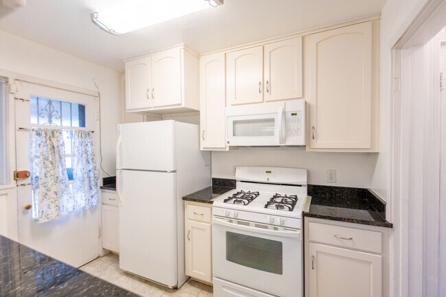 Building Photo - Lovely 3 BR/2 BA Semi-Detached Home in Nor...