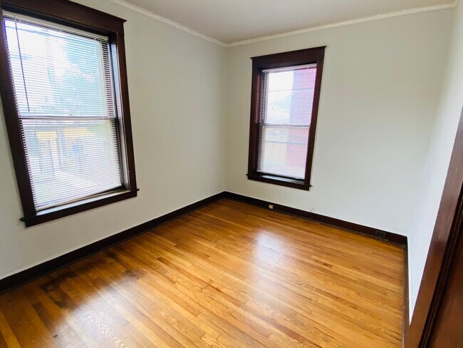 Building Photo - 4040 W Dickens Ave