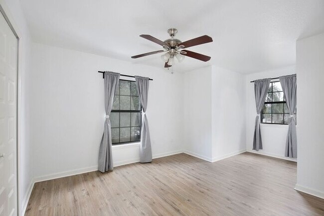 Building Photo - Lovely 3/2.5 Spacious Home with a Large Backyard in an Unbeatable Location near Downtown Orlando!