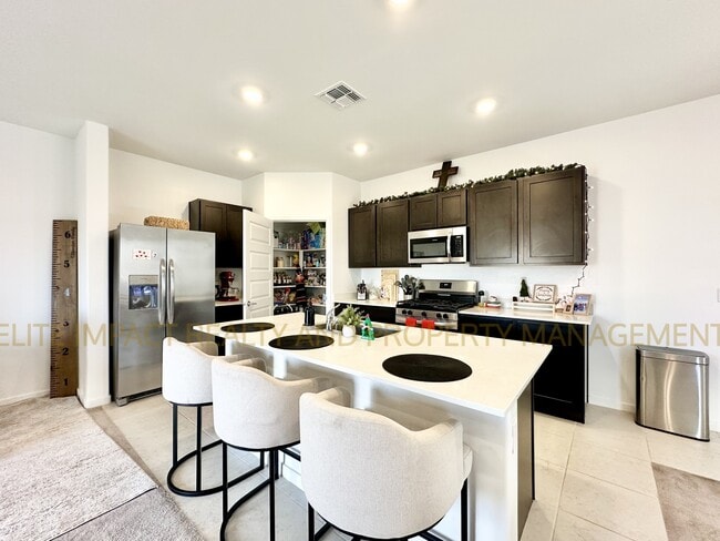 Building Photo - 7064 W Vineridge Dr