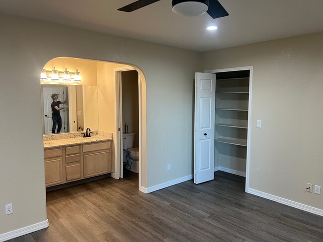 Building Photo - 3691 Tarpon Dr