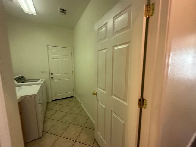 Building Photo - 2713 Donner Trail