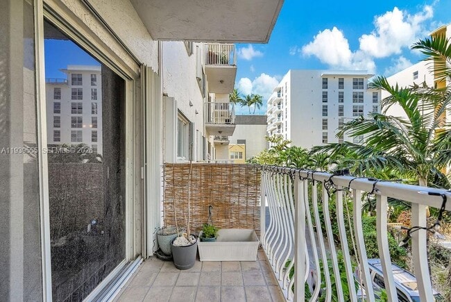 Building Photo - 677 NE 24th St