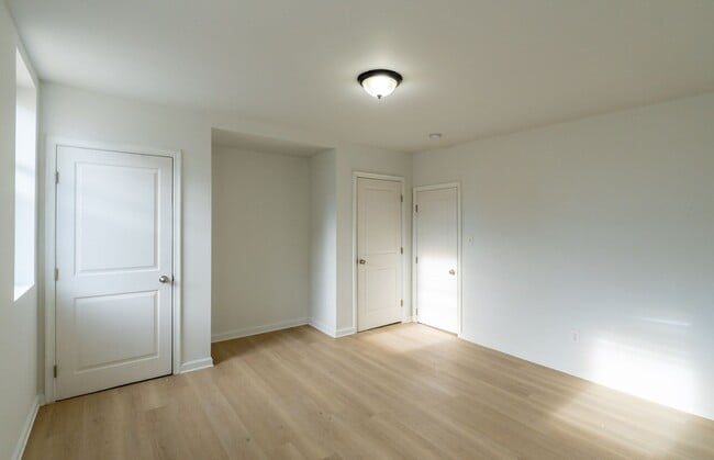 Building Photo - Newly Rehabbed 4 bedroom 2 full bathrooms ...