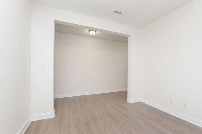 Building Photo - Beautiful Three Bedroom in Carmel!