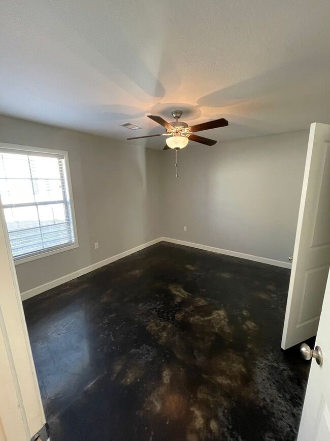 Building Photo - 337 Wolf Den Dr