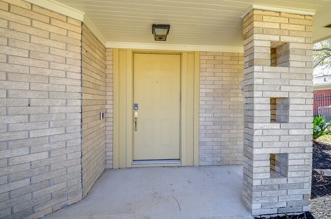 Building Photo - 414 Lakeview Dr