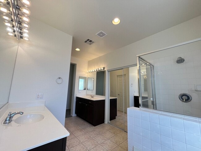 Building Photo - Cozy Home in Heart of Summerlin!