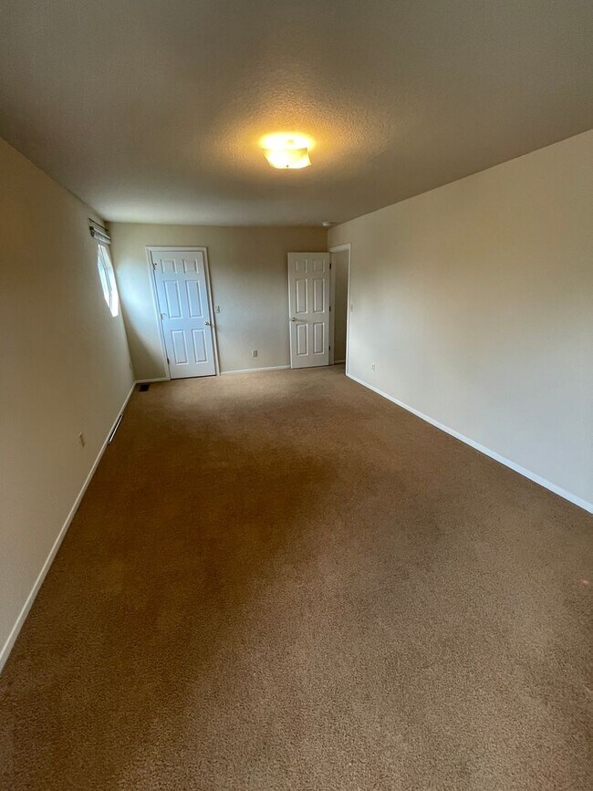 Building Photo - 570 W 9th St