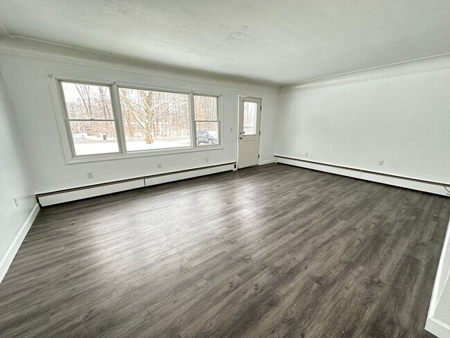 Building Photo - 3 Bedroom Home with Large Yard – Western Schools