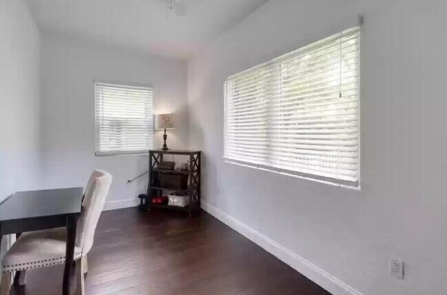 Building Photo - 518 Biscayne Dr