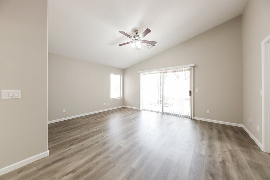 Building Photo - 7418 W Lone Cactus Dr