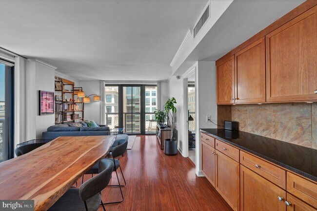 Building Photo - 616 E Street NW Unit 1118