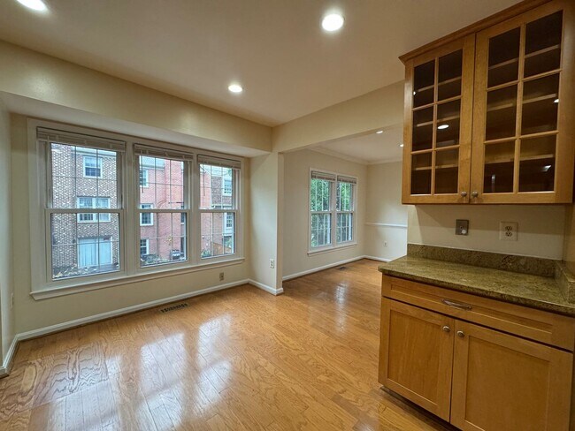Building Photo - Well-Maintained 3 Bed 3.5 Bath Townhome Wi...