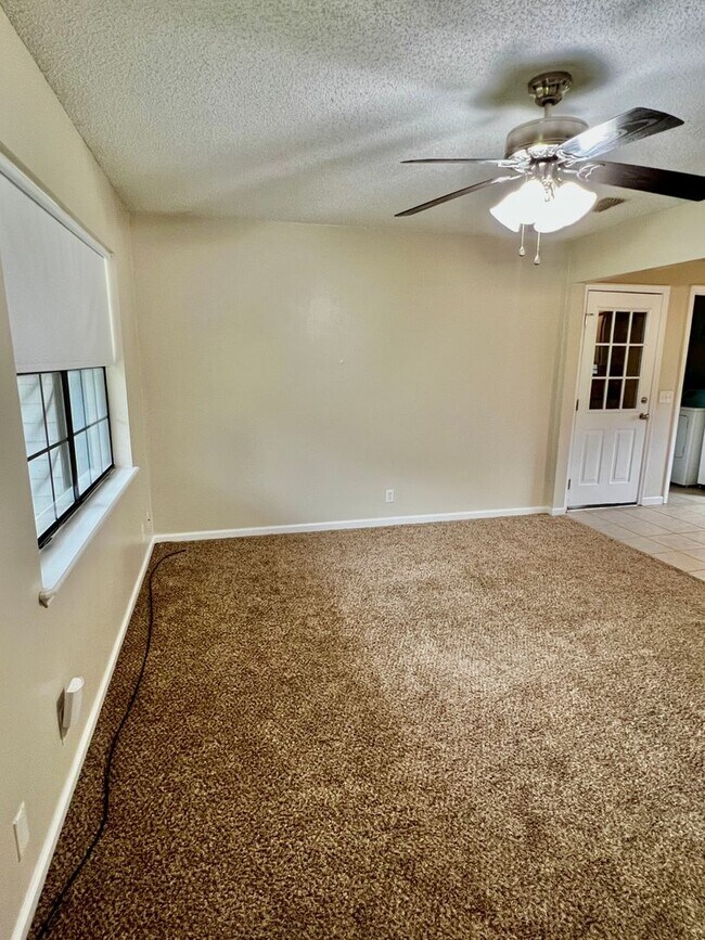 Building Photo - 3/2 LARGE fenced in yard!