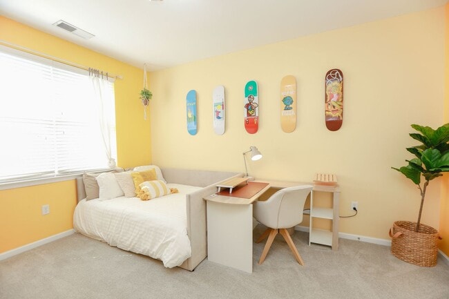 Building Photo - Riverside  Condo-RARE-Ready Jan 26