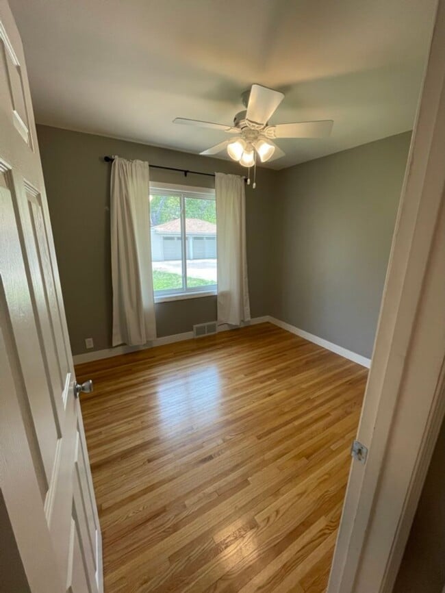 Building Photo - Updated, Modern, 4 Bed, 2 Bath, 3+Car Garage