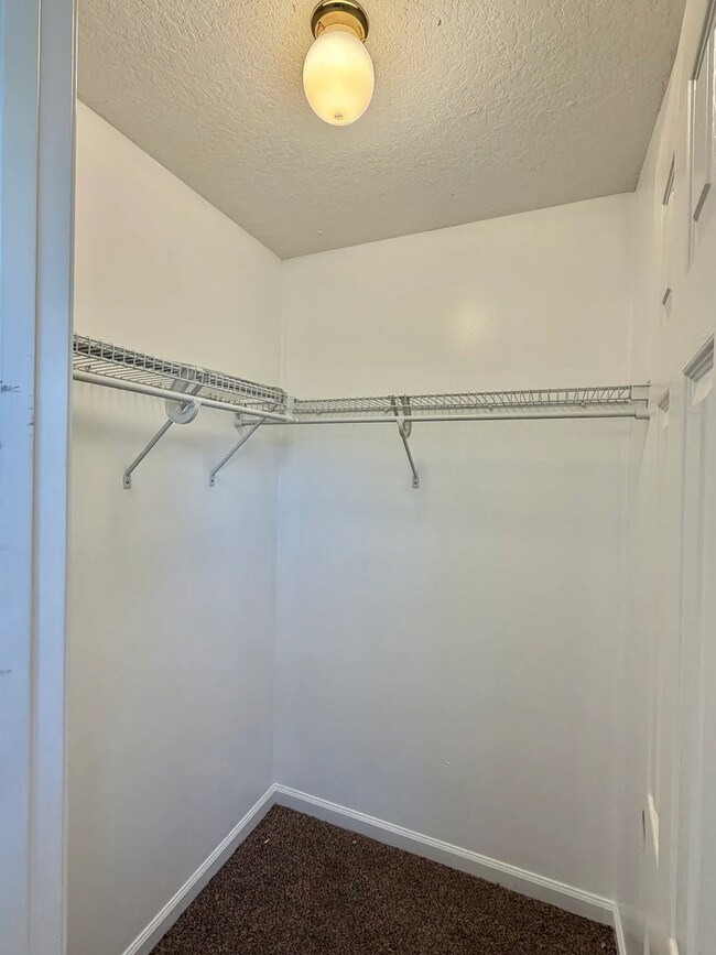 Building Photo - Spacious 5-bedroom, 3-bath home!