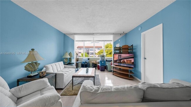 Building Photo - 2861 Somerset Dr