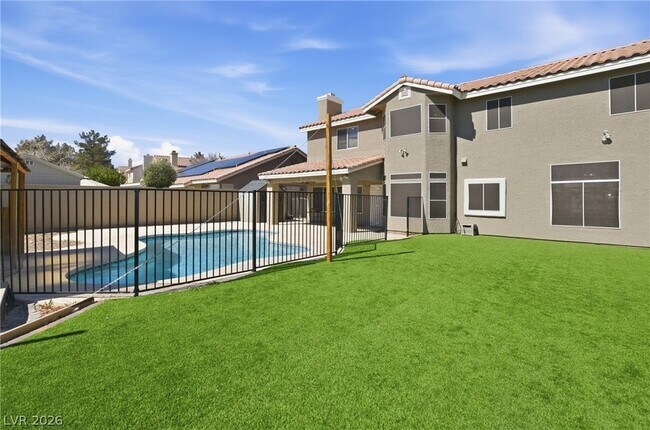Building Photo - 747 Canyon Crest Dr