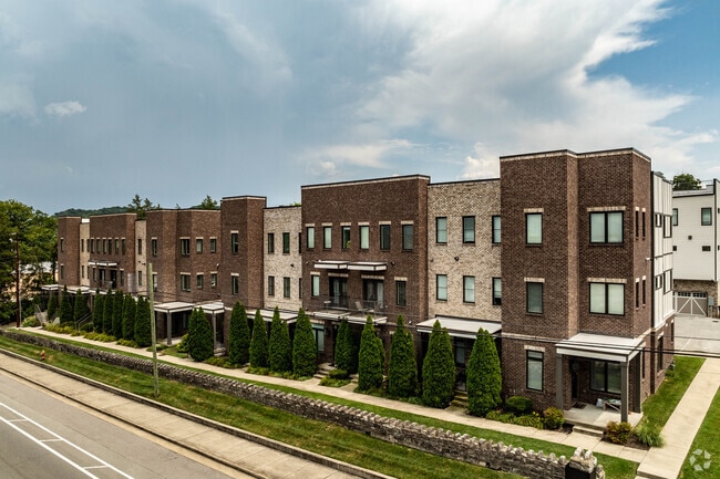 Primary Photo - Hillwood Court