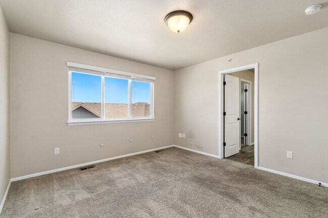 Building Photo - 3 Bedroom, 4 Bathroom, 2-Car Garage in Rig...