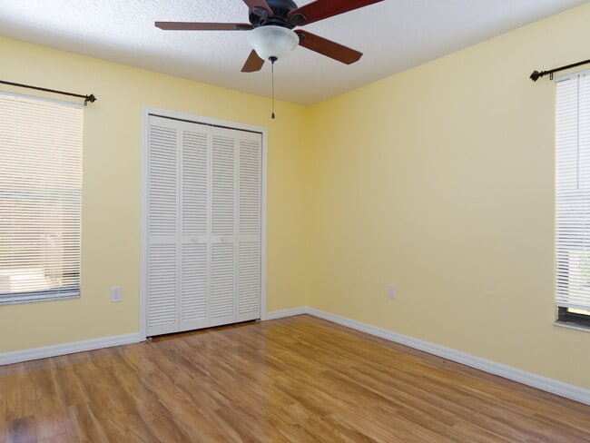 Building Photo - Enjoy Florida living in this spacious 3BR/...