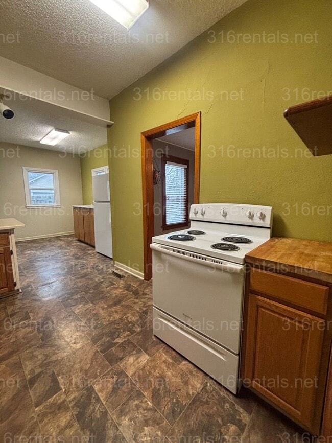 Building Photo - Two bed, Two Bath, fully fenced backyard rental available now!