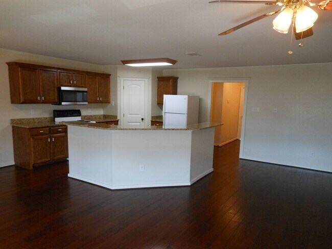 Building Photo - 2 Bedroom 1 Bath Apartment (40% 1st Month Rent BAC)