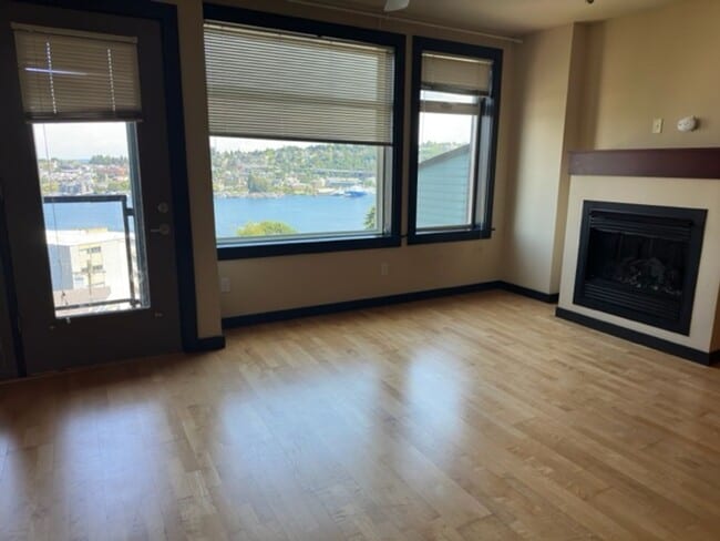 Building Photo - Ideally Located Seattle Open 1 Bed Unit w/ Breathtaking Views!
