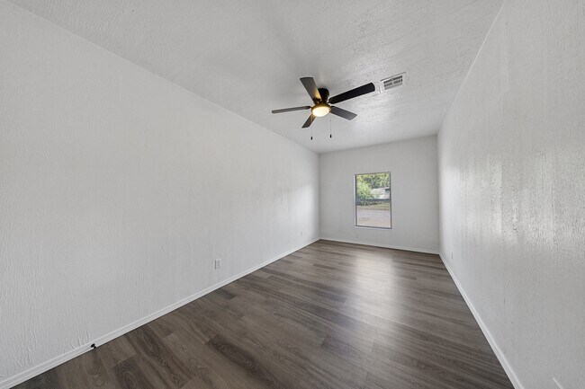 Building Photo - 3232 Parker Dr