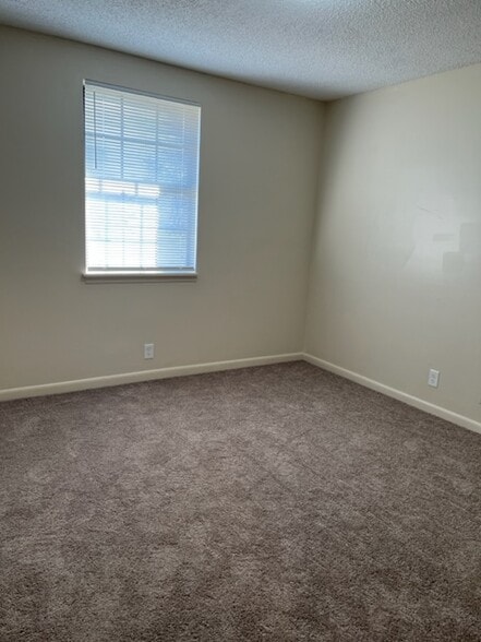 Building Photo - 305 Hawk View Ct