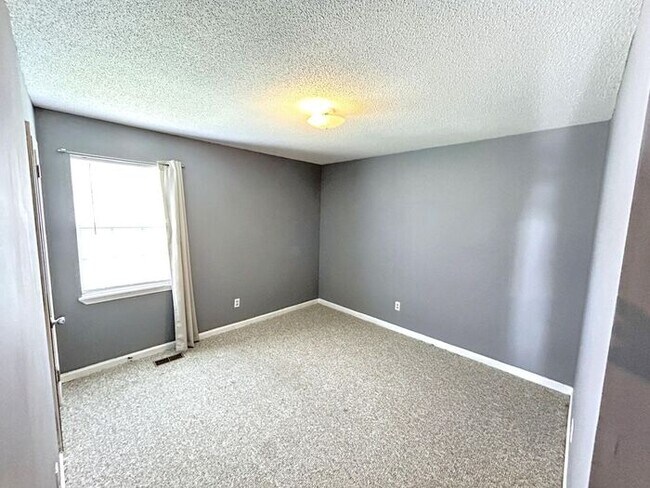 Building Photo - 4-Bedroom Home in a Convenient Location / ...