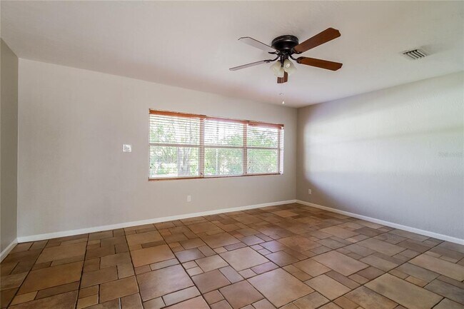 Building Photo - 1197 W Lakeview Cir