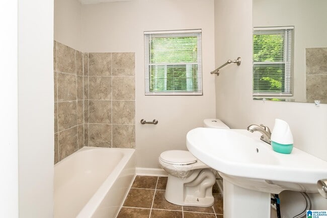 Building Photo - 565 Camellia Rd
