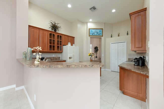 Building Photo - 665 SW Lake Charles Cir