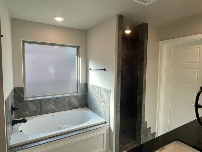 Building Photo - Beautiful 3 Bed, 2 Bath, 2 Car North Edmond/Arcadia