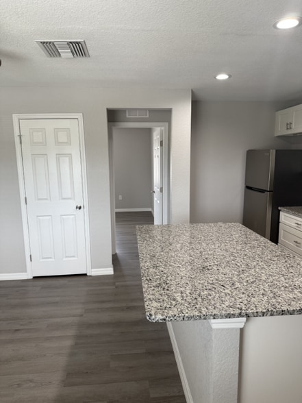 Building Photo - 1935 Ave O SW