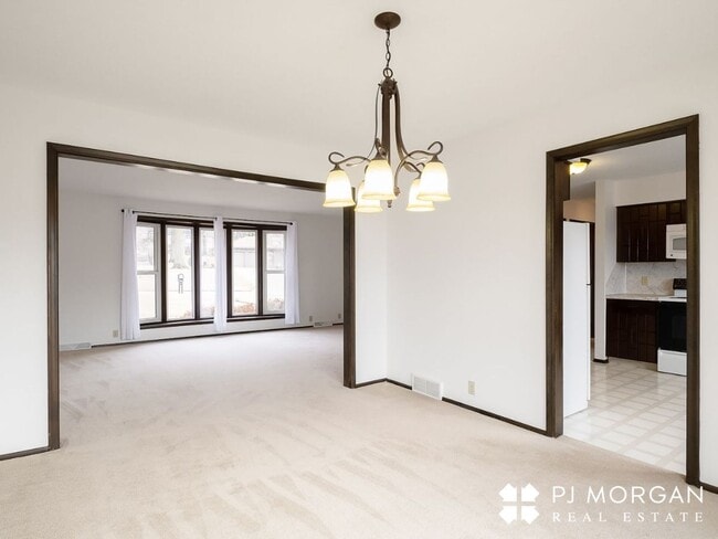 Building Photo - 3 Bed 3 Bath Duplex - Available now