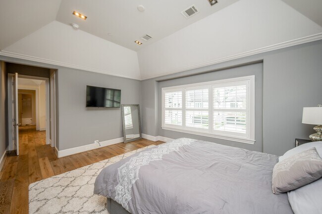 Building Photo - 5410 Alder Cir