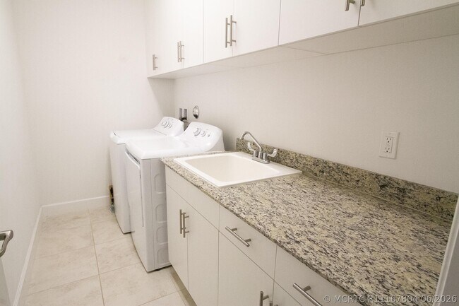 Building Photo - 23045 Clear Echo Dr