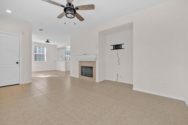 Building Photo - 4 Bed 2.5 Bath Townhome w/ Attached 2-Car ...