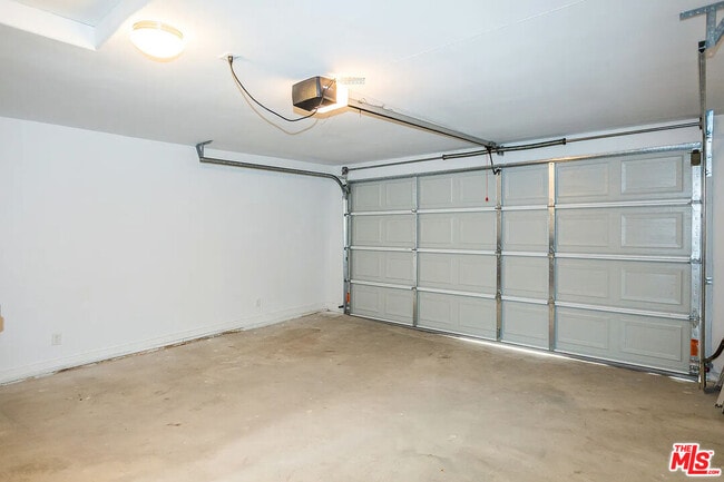 Building Photo - 1400 N Ave 46