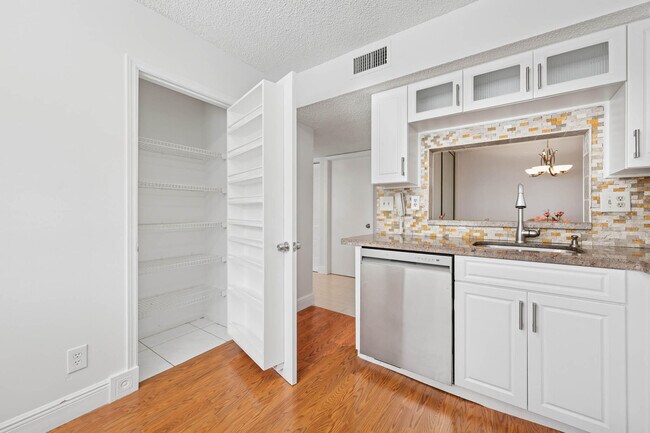 Building Photo - 15450 Pembridge Dr